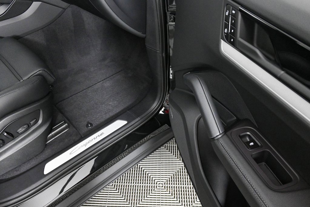Used 2025 Porsche Cayenne Coupe image 27