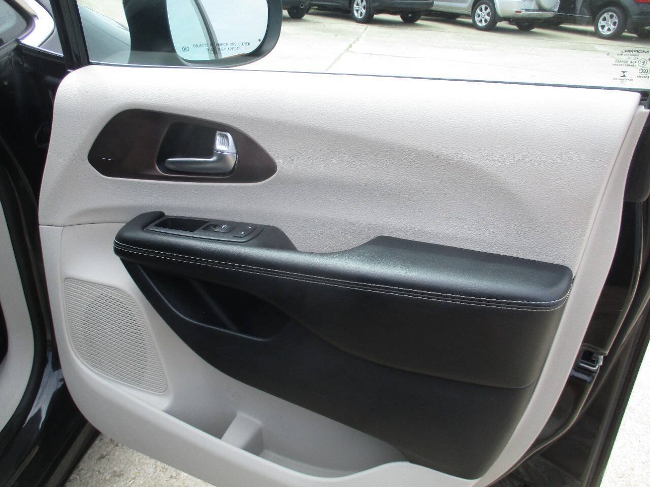 Used 2020 Chrysler Voyager Lxi FWD image 20