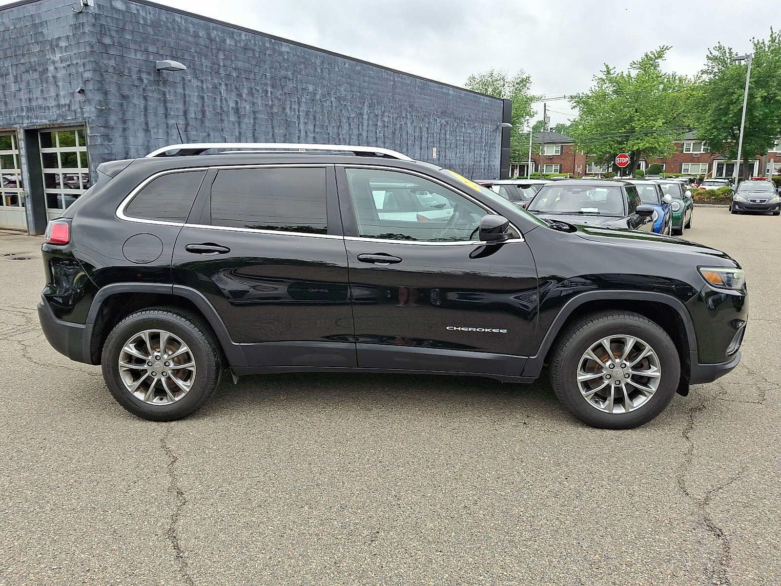 Used 2019 Jeep Cherokee Latitude Plus AWD/4WD image 8