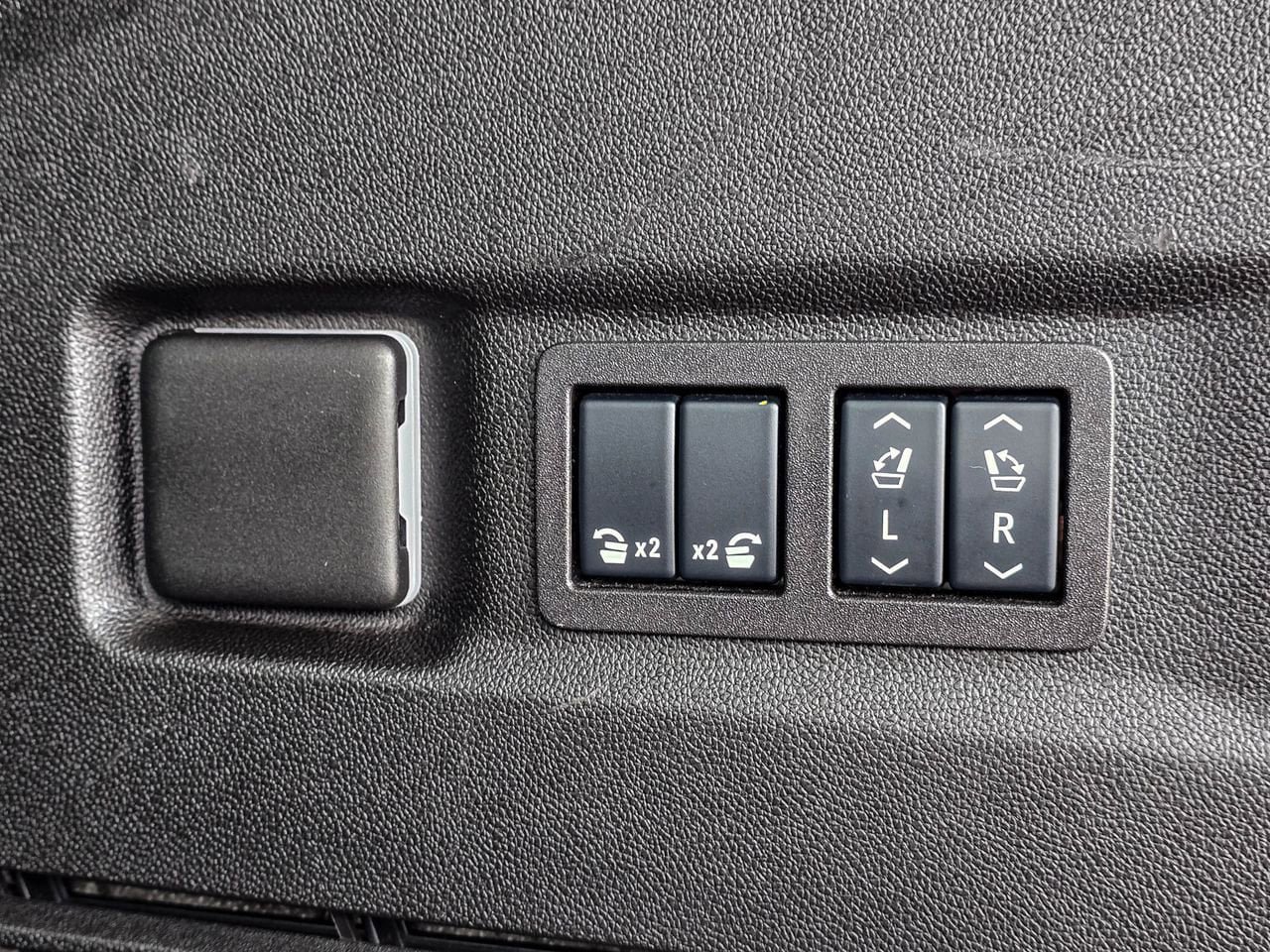 Certified 2025 GMC Yukon XL Denali w/ Sun & Power Step Package AWD/4WD image 42