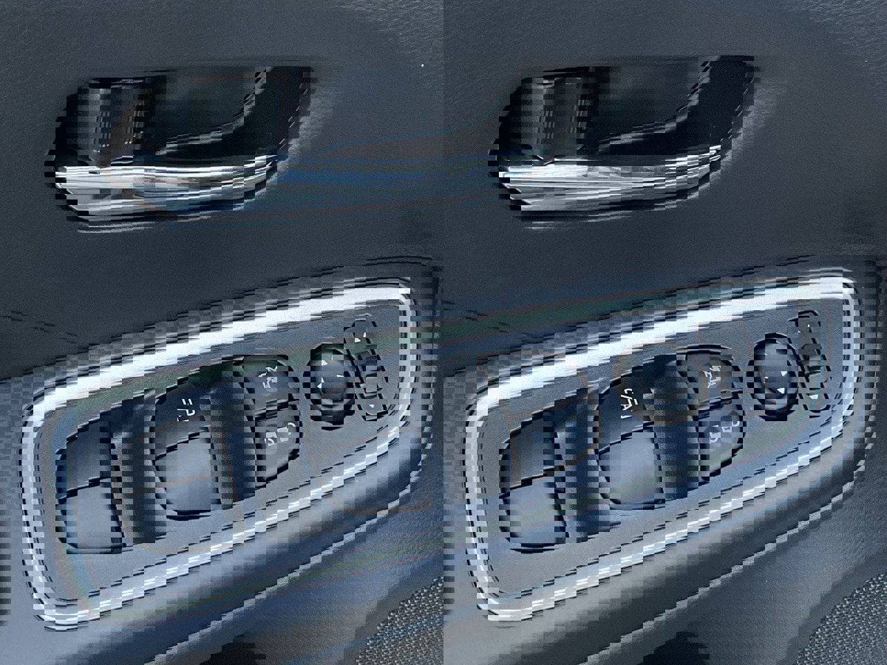 New 2025 Nissan Versa SR w/ Trunk Package image 11