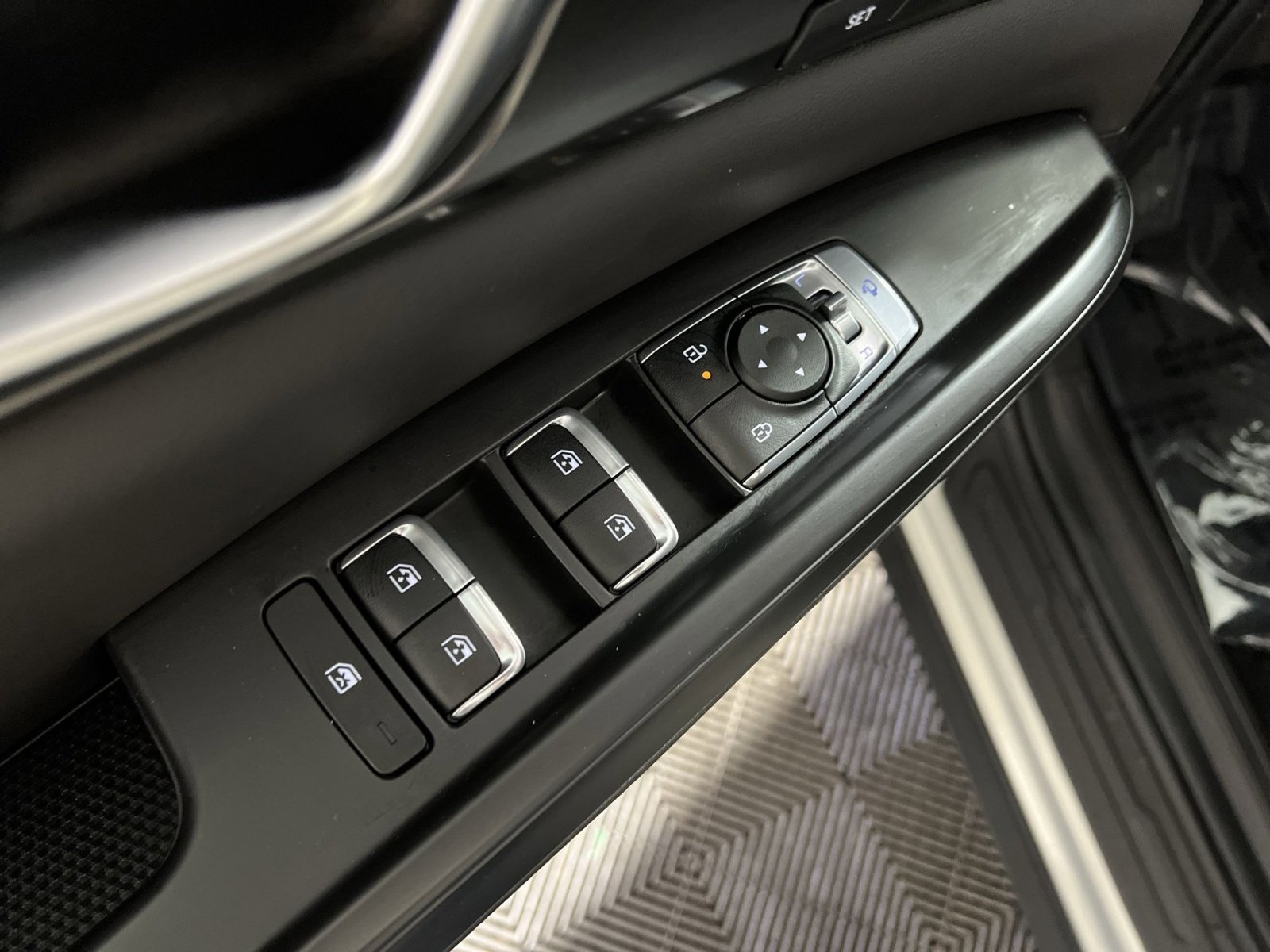 Used 2025 Kia Carnival SX FWD image 12