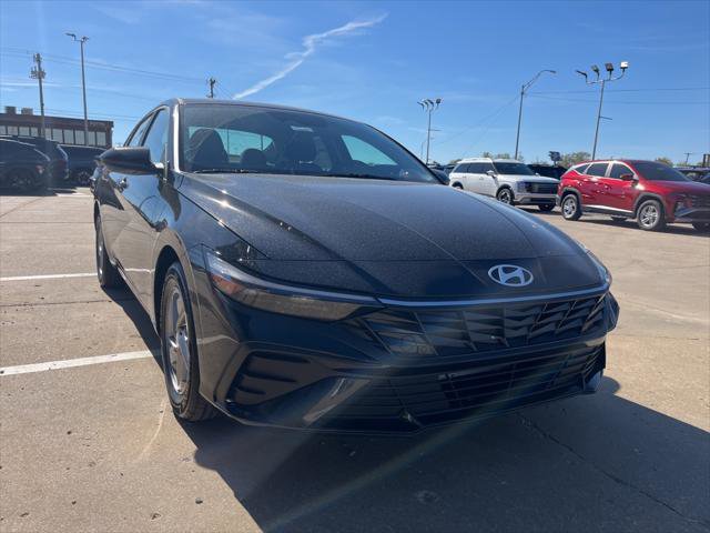 New 2025 Hyundai Elantra SE image 3