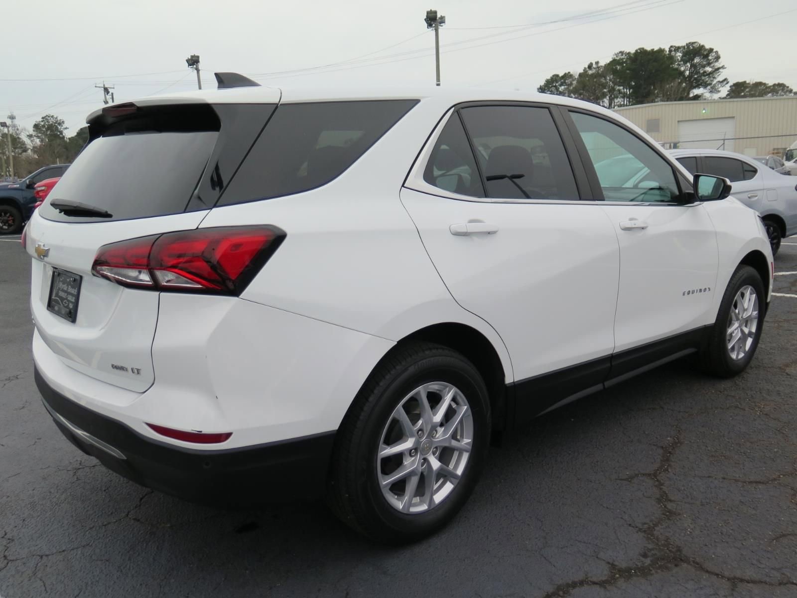 Used 2023 Chevrolet Equinox LT image 3