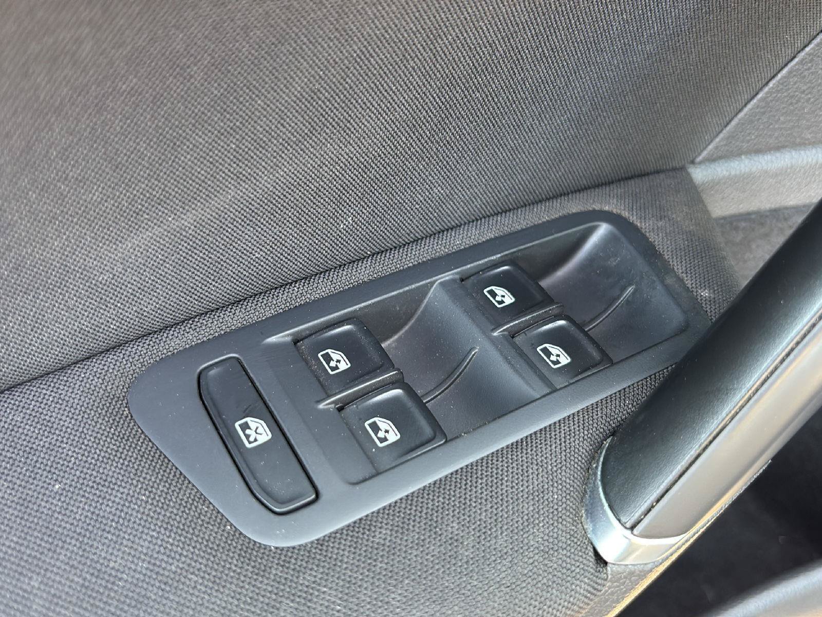 Used 2017 Volkswagen Golf S AWD/4WD image 15