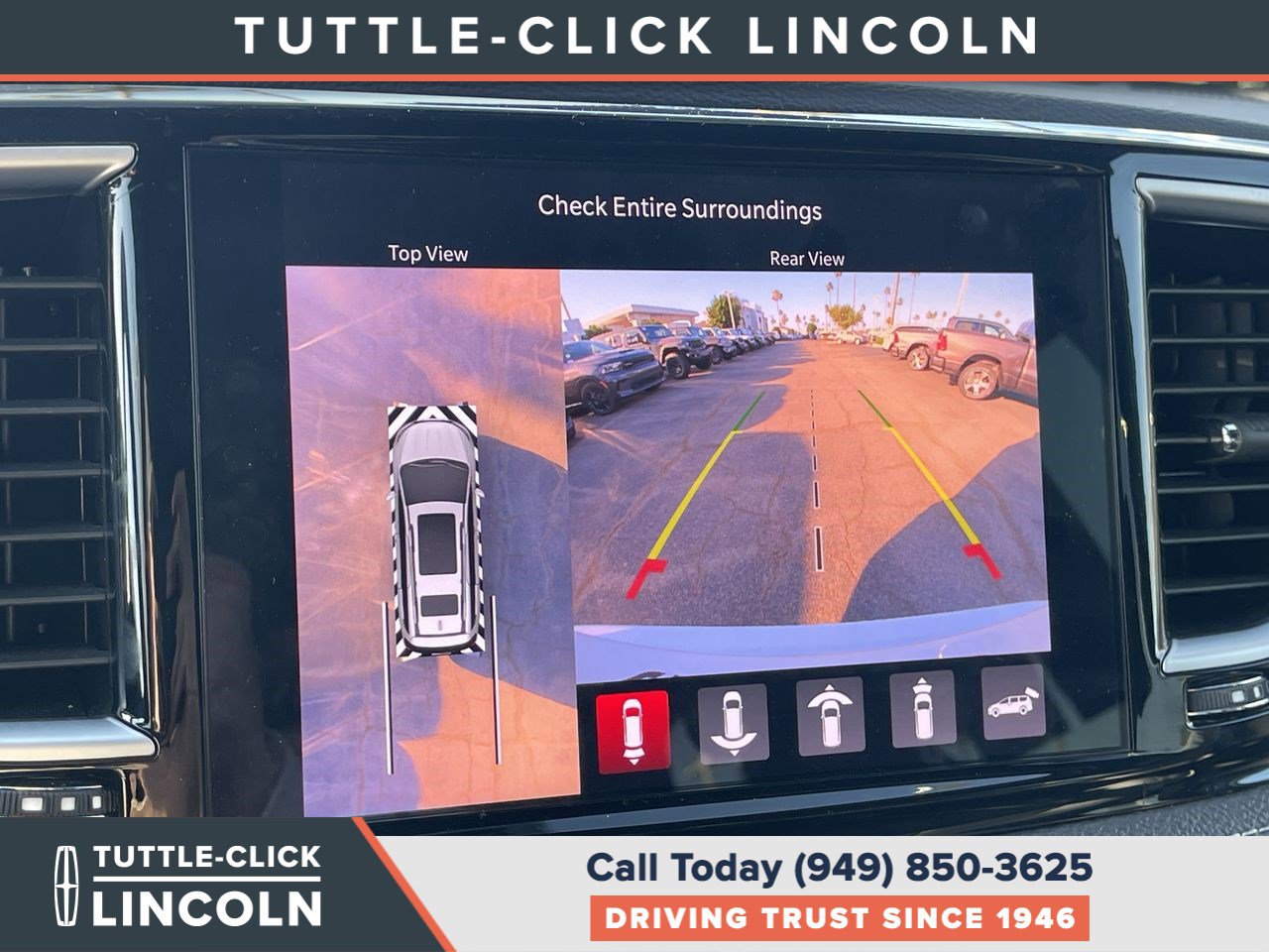 Used 2024 Chrysler Pacifica Limited w/ Uconnect Theater Family Group FWD image 25