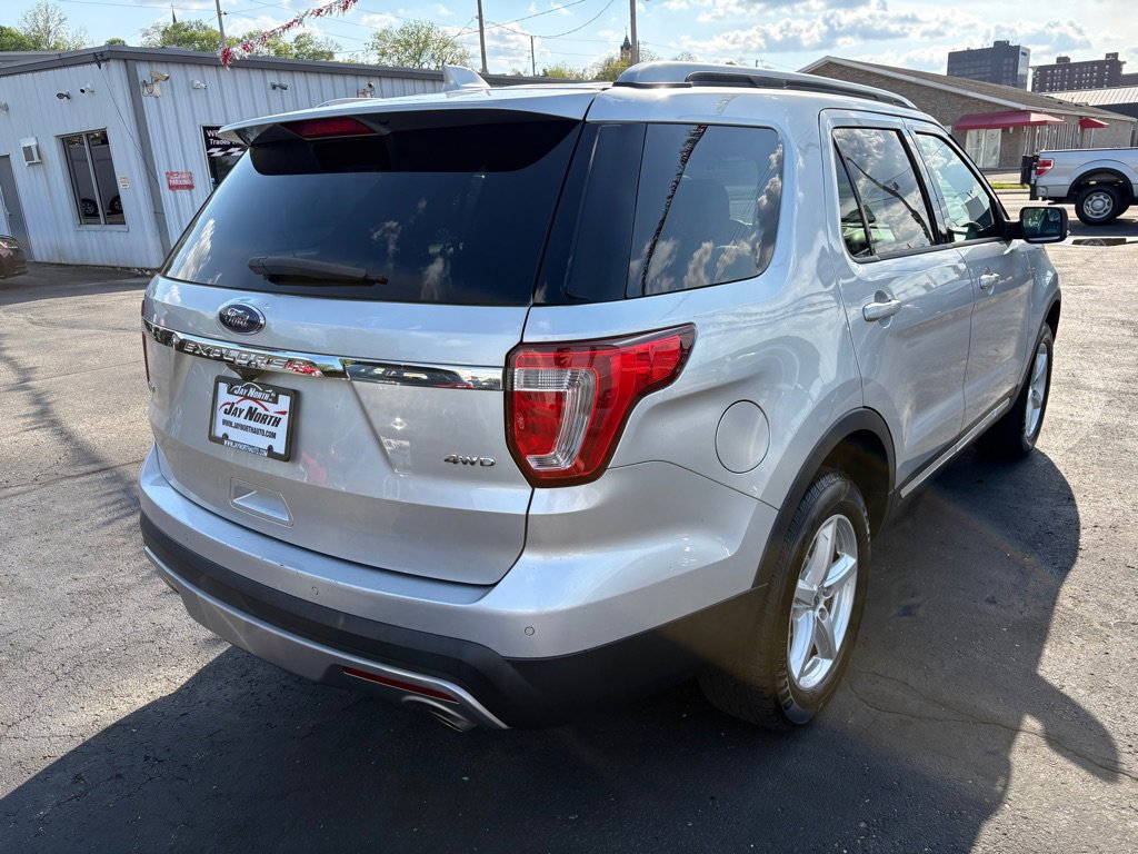 Used 2016 Ford Explorer XLT w/ Equipment Group 202A image 3