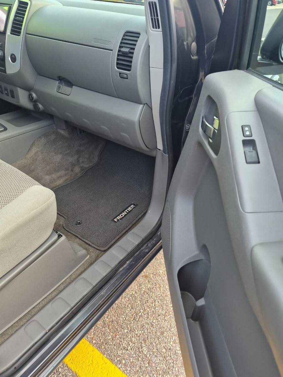 Used 2010 Nissan Frontier SE AWD/4WD image 14