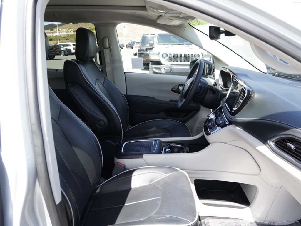 Used 2024 Chrysler Pacifica Limited FWD image 23