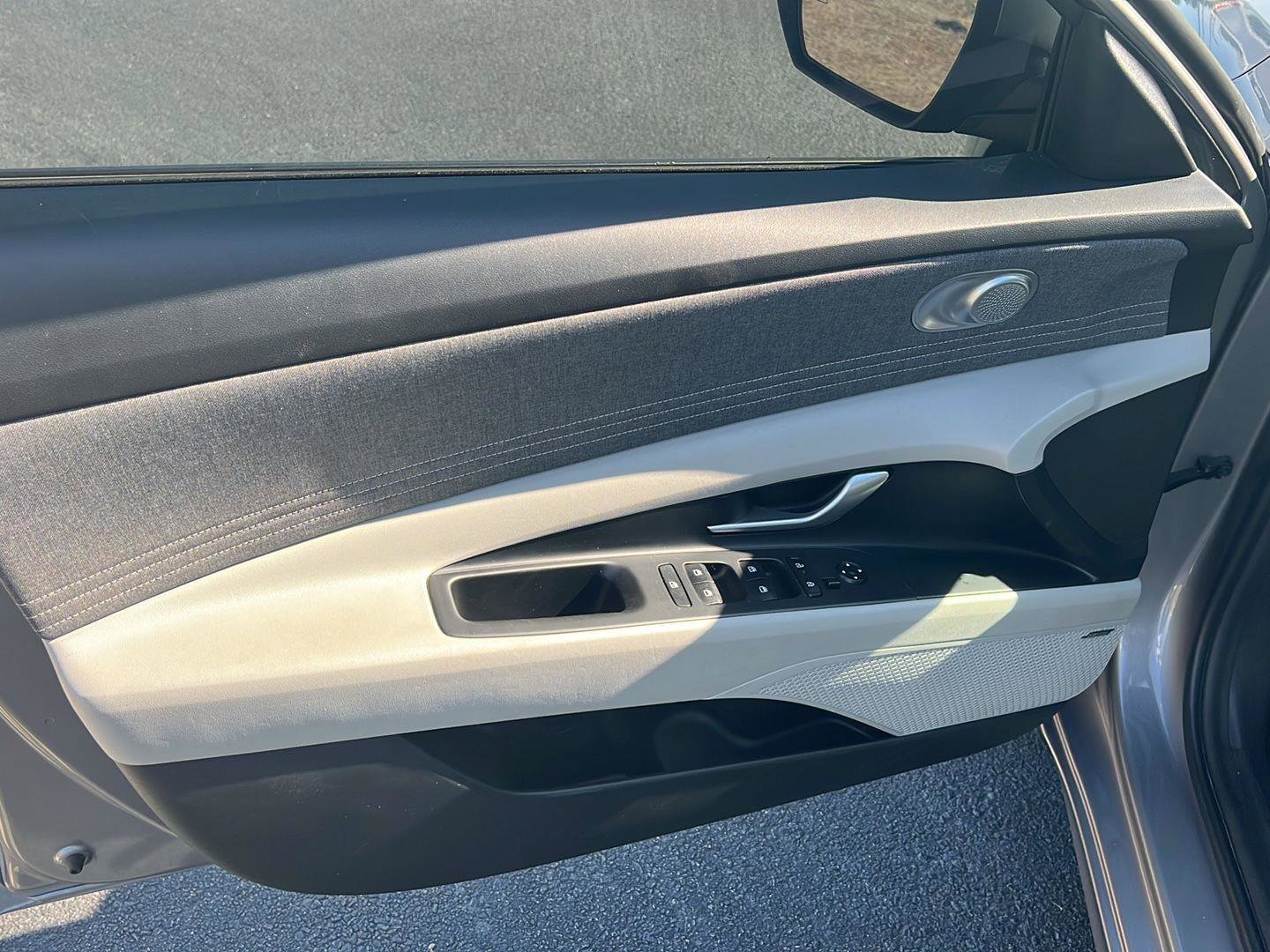 Used 2025 Hyundai Elantra Limited image 15