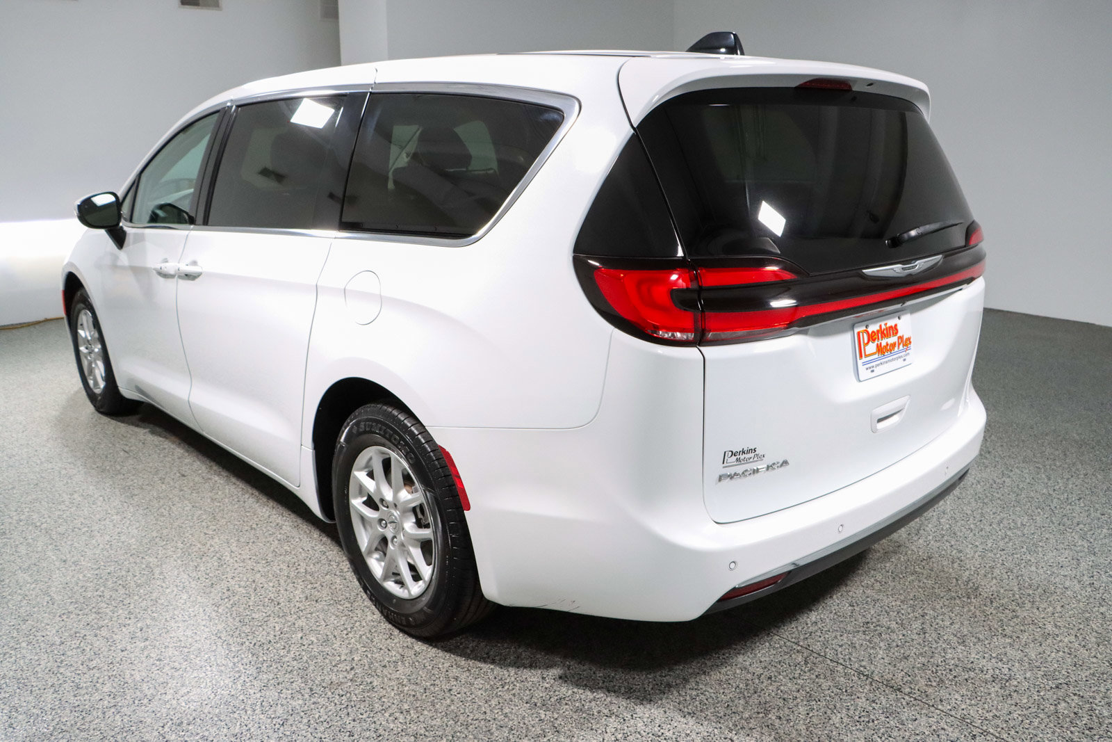 Used 2023 Chrysler Pacifica Touring-L image 9