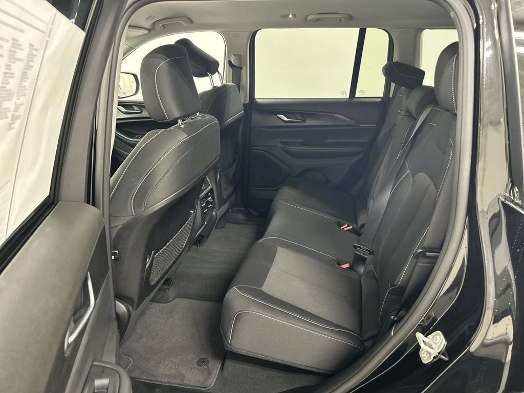 Used 2023 Jeep Grand Cherokee Laredo AWD/4WD image 19