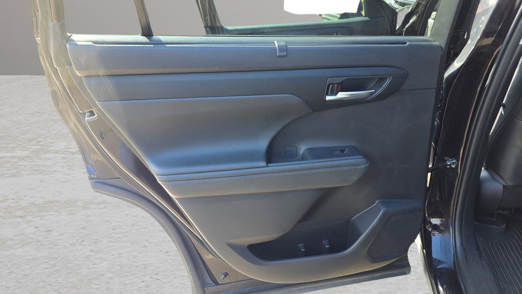 Used 2022 Toyota Highlander XLE image 14