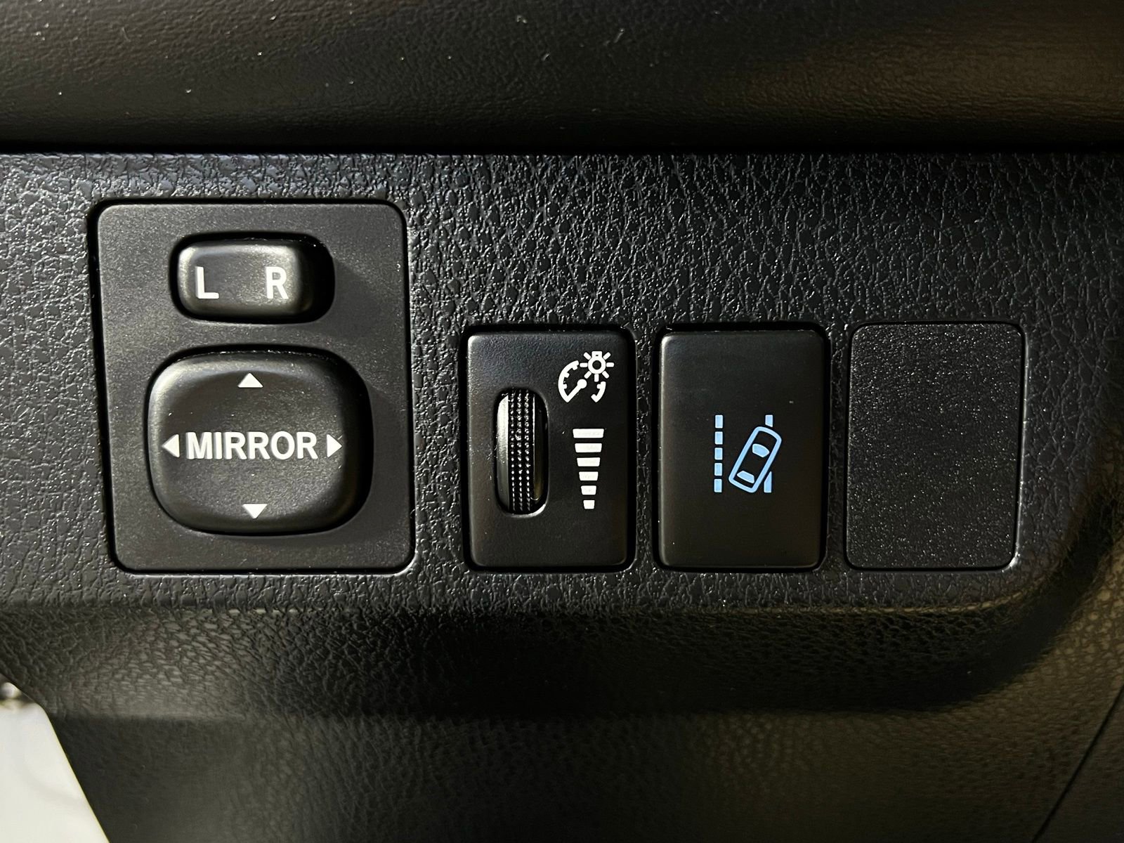 Used 2018 Toyota RAV4 Limited image 24