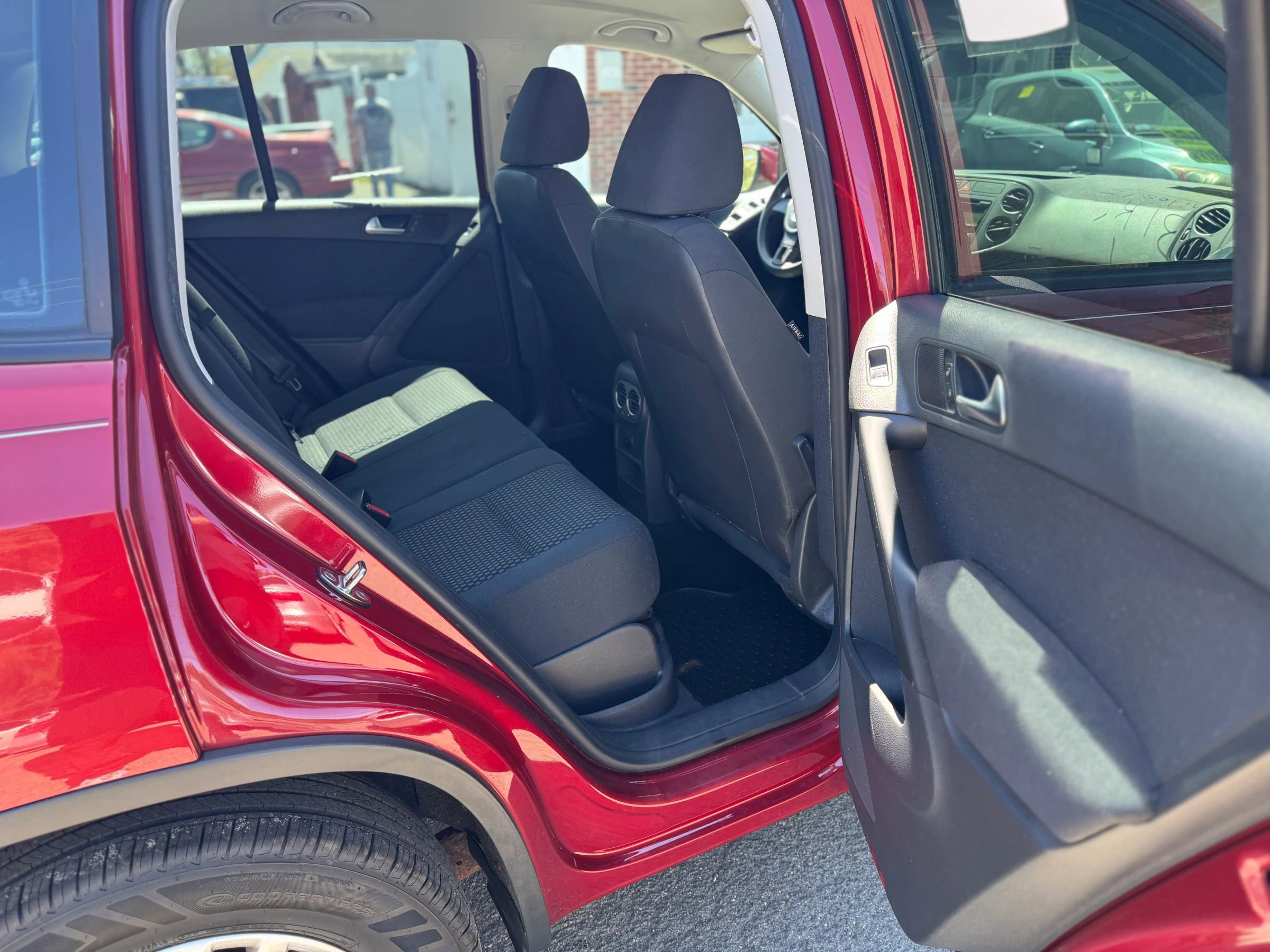 Used 2011 Volkswagen Tiguan S image 11