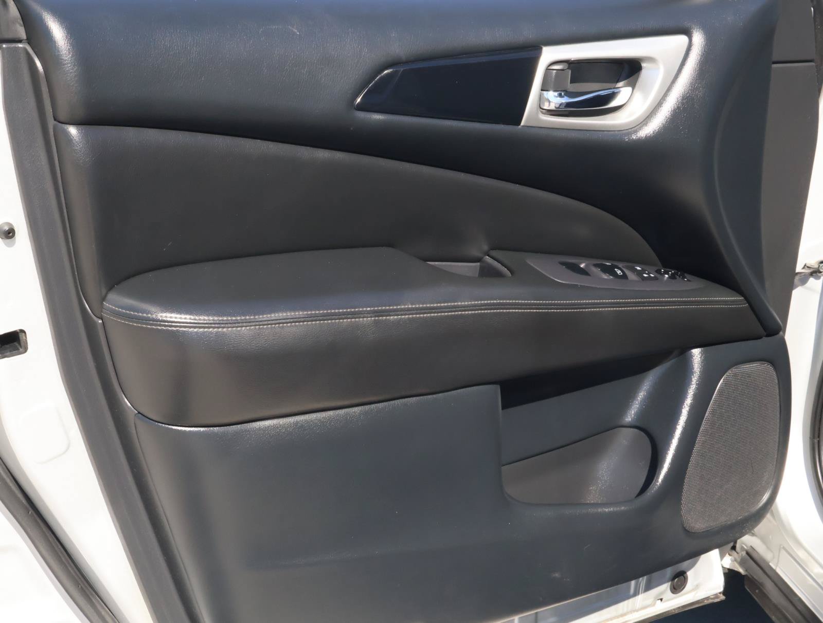 Used 2018 Nissan Pathfinder SV AWD/4WD image 14