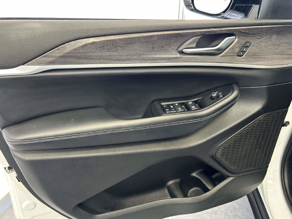 Used 2024 Jeep Grand Cherokee Limited AWD/4WD image 22
