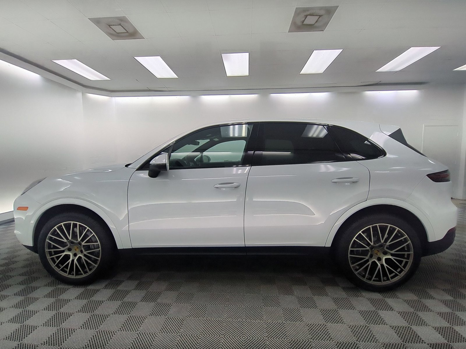 Used 2022 Porsche Cayenne Platinum Edition AWD/4WD image 2