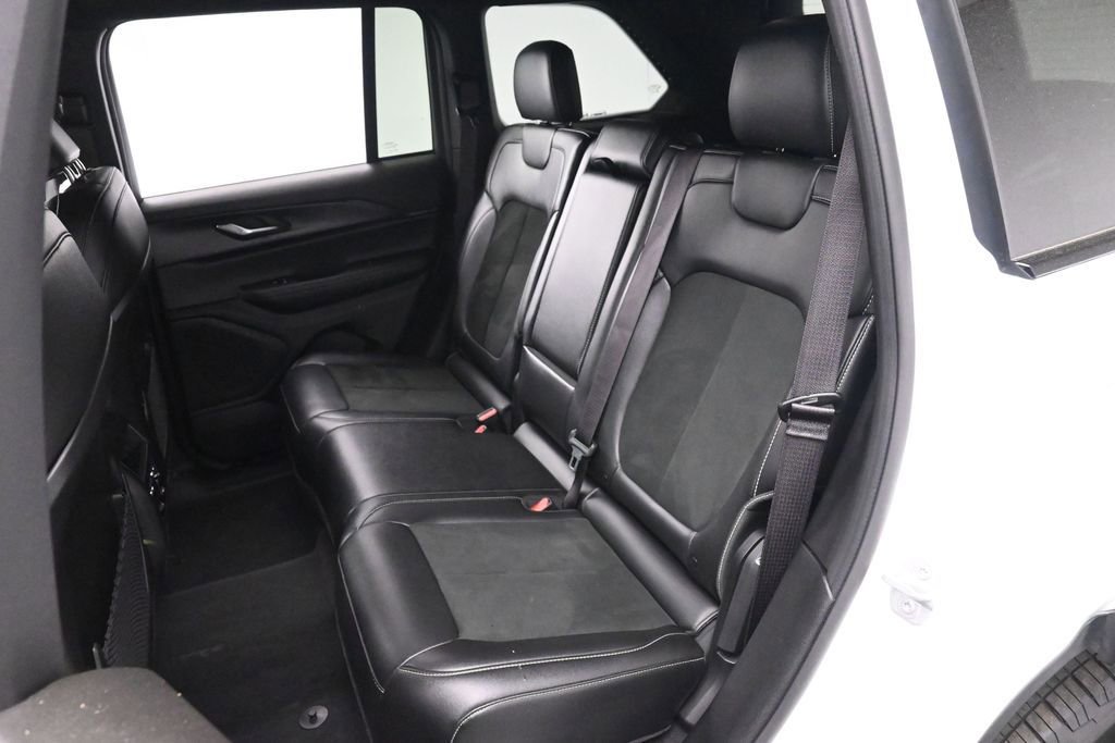 Used 2025 Jeep Grand Cherokee Altitude AWD/4WD image 19