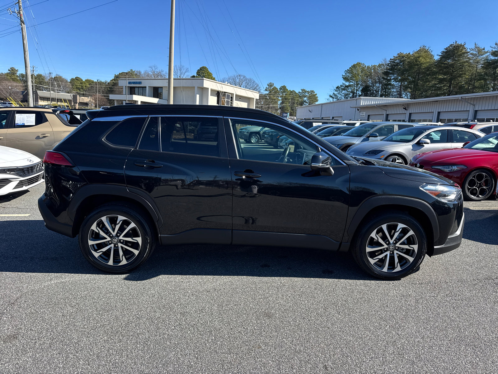 Used 2023 Toyota Corolla Cross XLE image 4