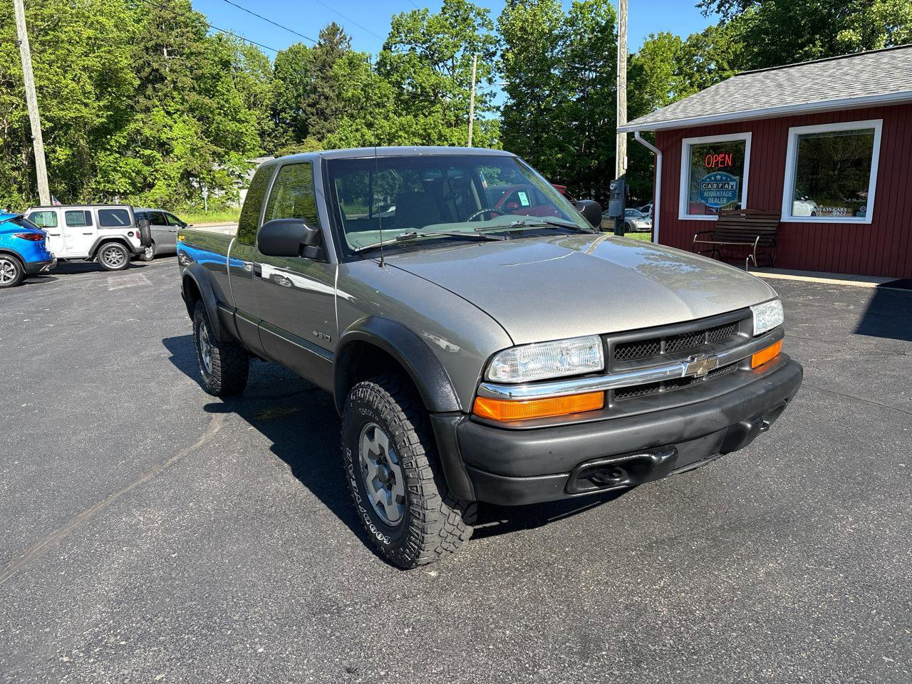 Used 2002 Chevrolet S10 Pickup LS w/ LS Preferred Equipment Group AWD/4WD image 2