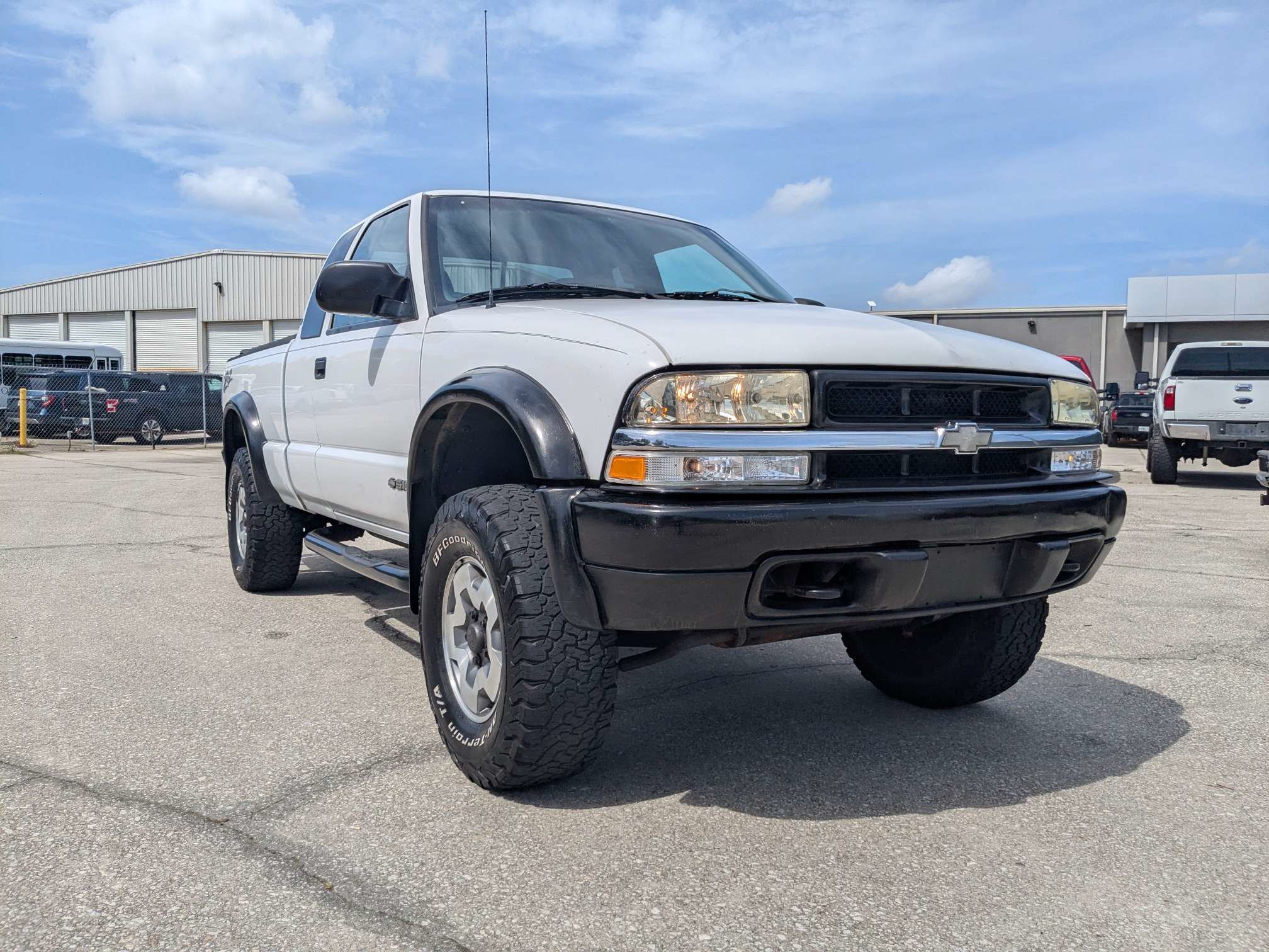 Used 2001 Chevrolet S10 Pickup 4x4 Extended Cab image 2