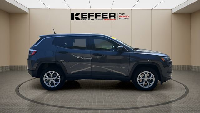 Used 2024 Jeep Compass Sport image 6
