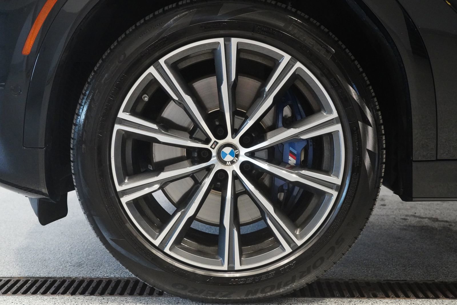 Used 2021 BMW X6 M50i w/ Executive Package image 8