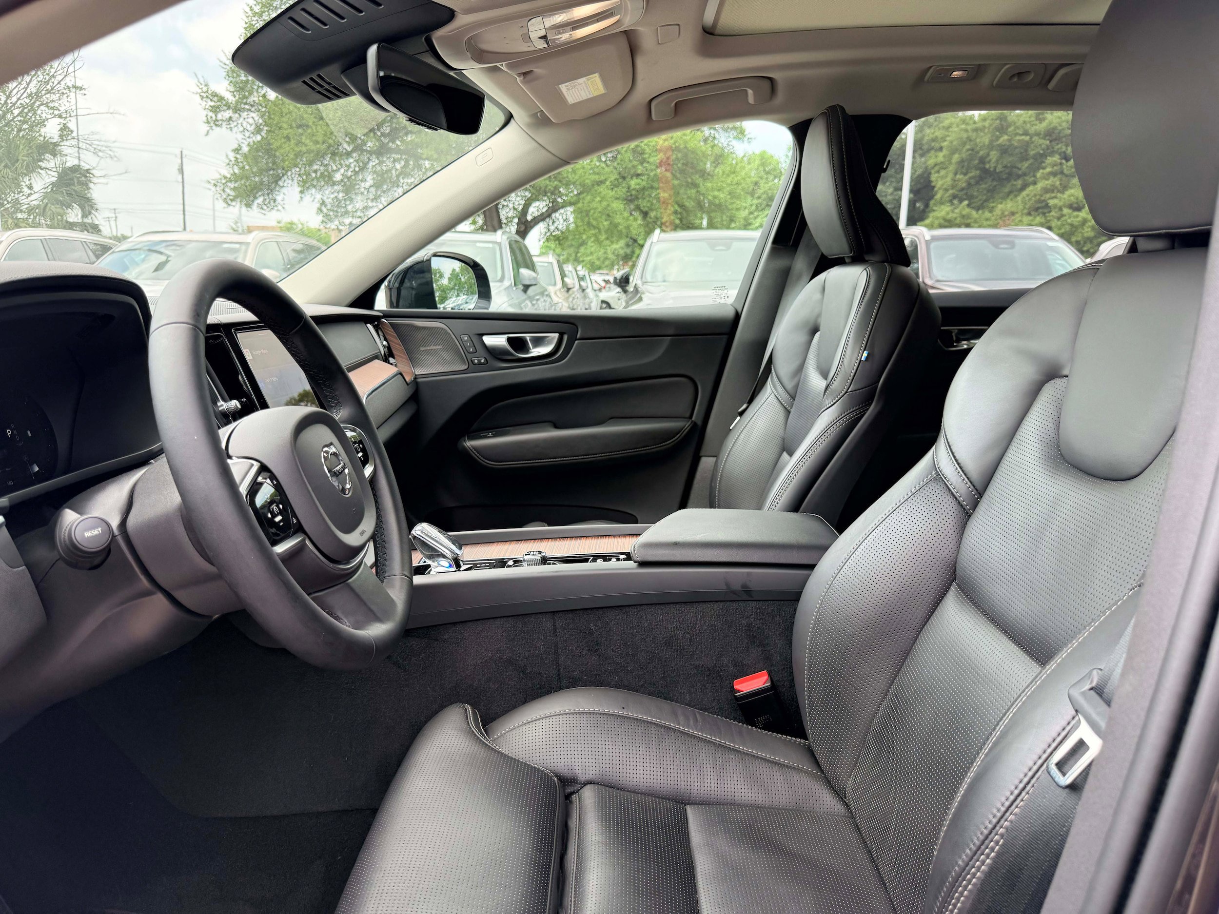 Certified 2024 Volvo XC60 B5 Ultimate w/ Protection Package Premier AWD/4WD image 12