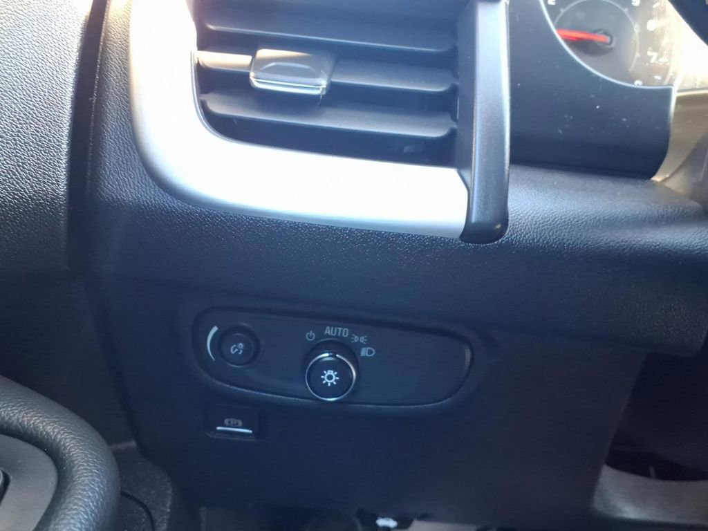 Used 2024 GMC Terrain SLE image 15