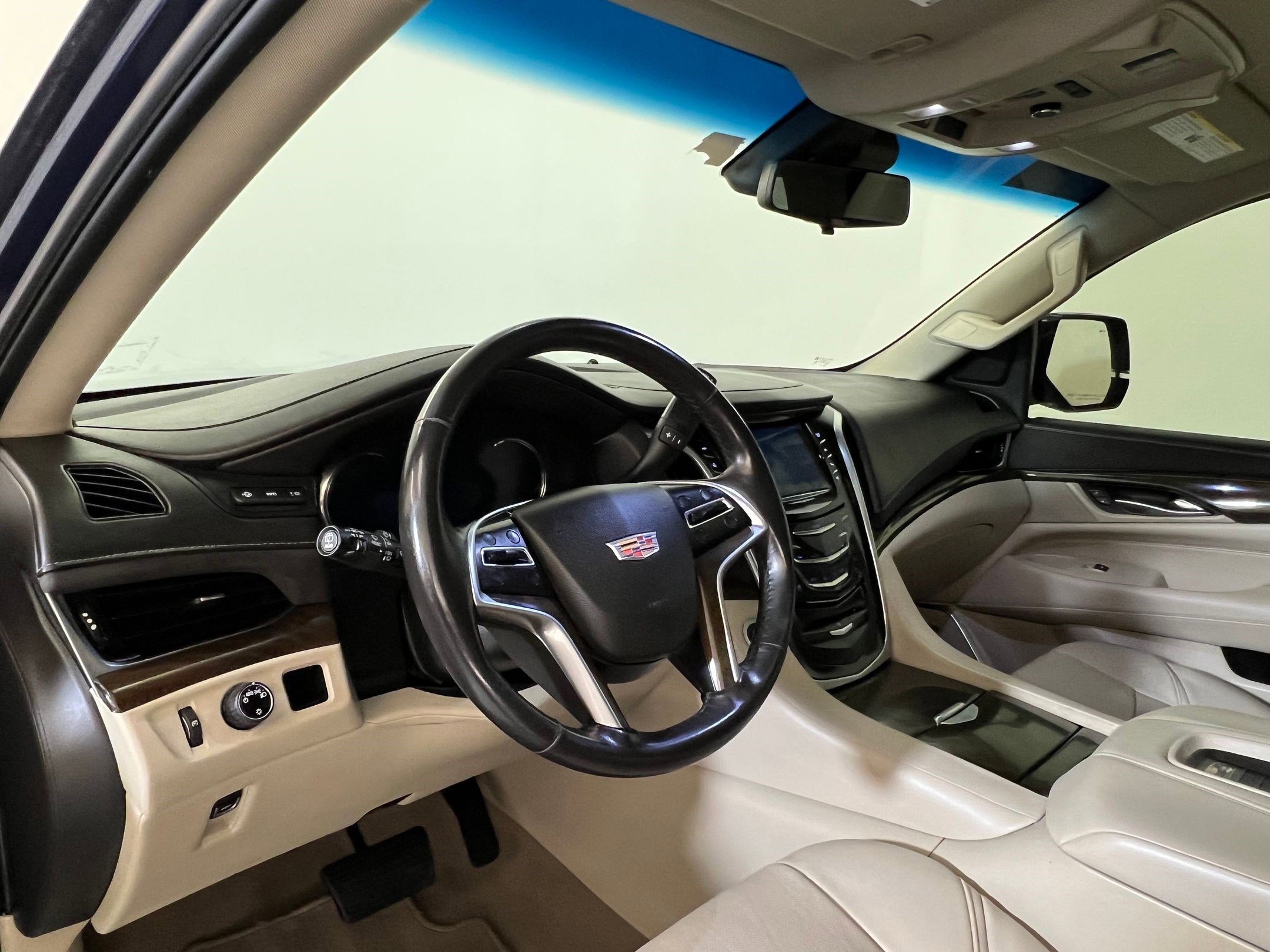 Used 2018 Cadillac Escalade Premium Luxury image 4