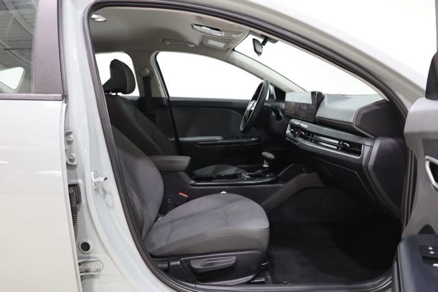 Used 2025 Kia K4 FWD image 32