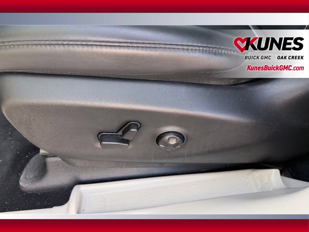 Used 2023 Chrysler Pacifica Touring-L FWD image 14