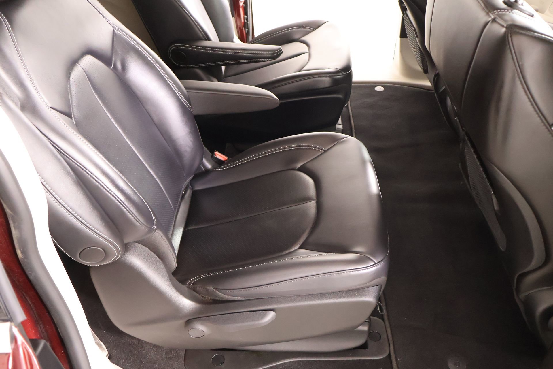 Used 2023 Chrysler Pacifica Touring-L image 14