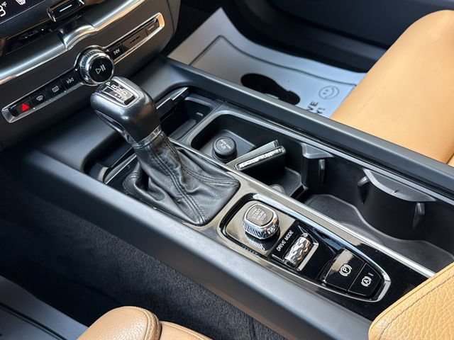 Used 2019 Volvo XC60 T5 Momentum w/ Multimedia Package AWD/4WD image 38
