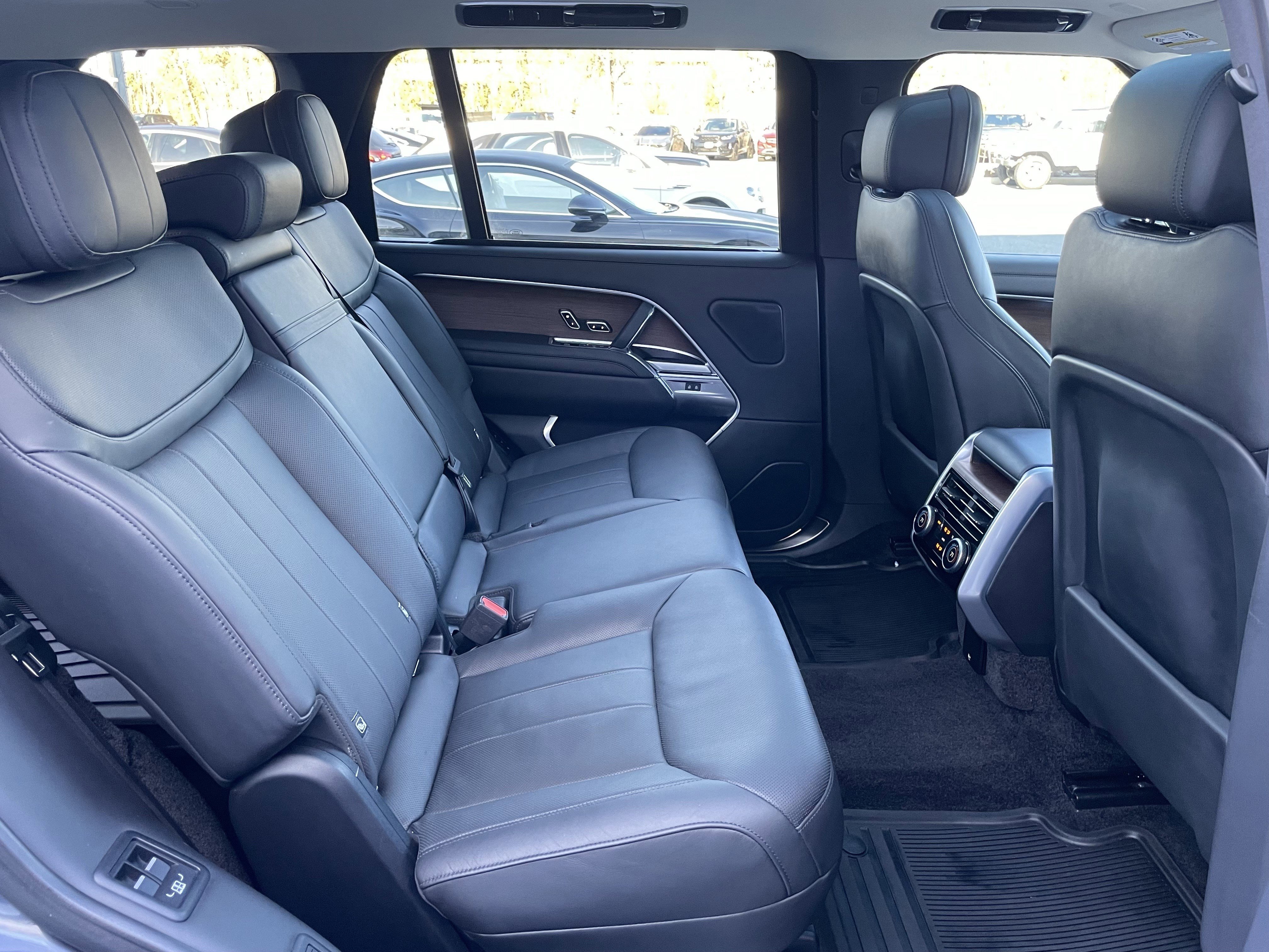 Used 2025 Land Rover Range Rover Long Wheelbase SE image 31