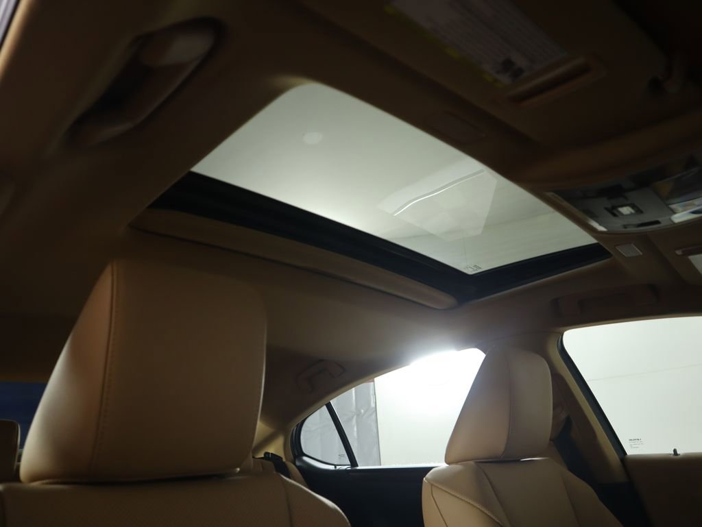 Certified 2025 Lexus ES 300h w/ Premium Package image 18