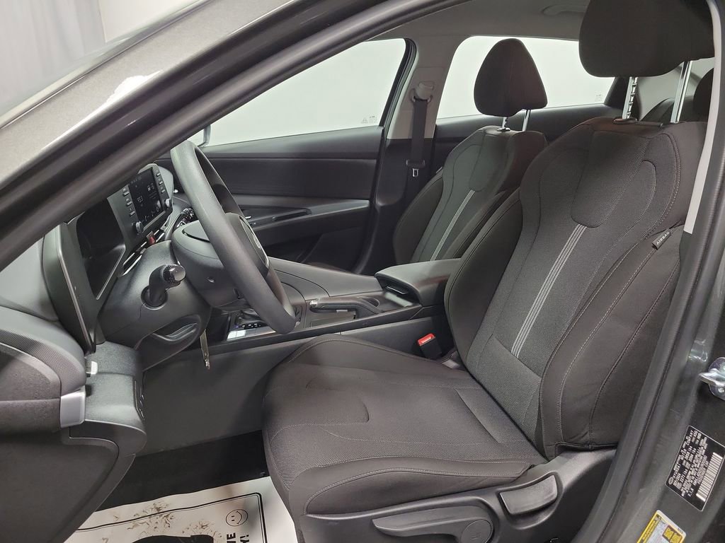 Used 2025 Hyundai Elantra SE image 13