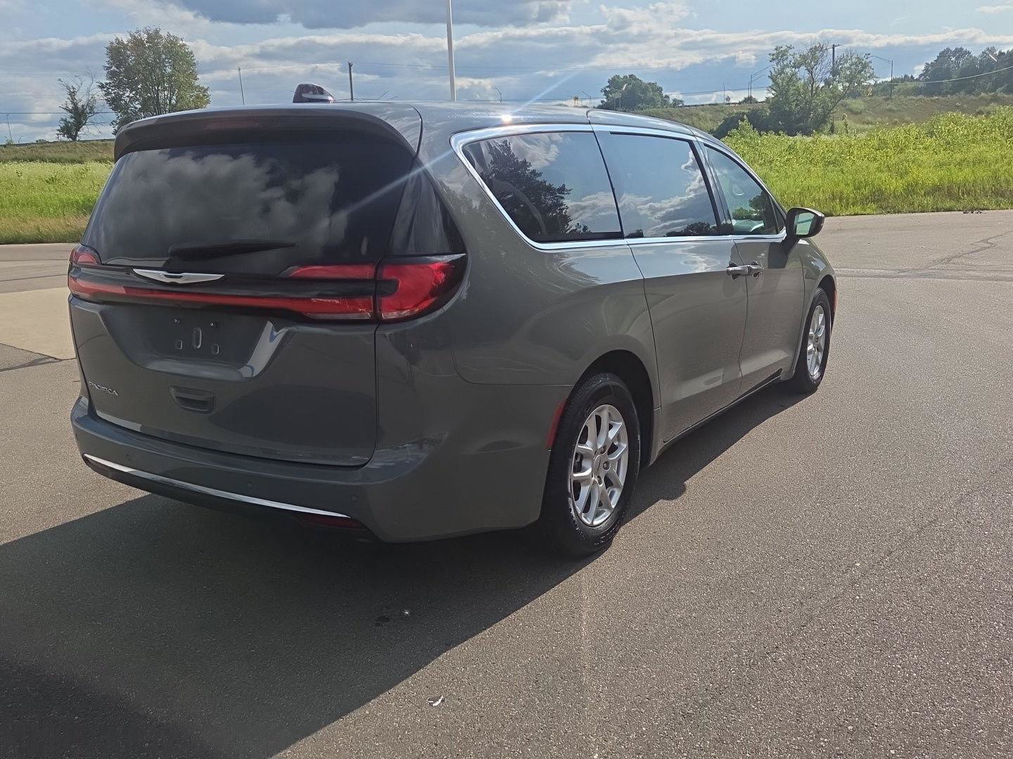 Used 2023 Chrysler Pacifica Touring-L FWD image 6