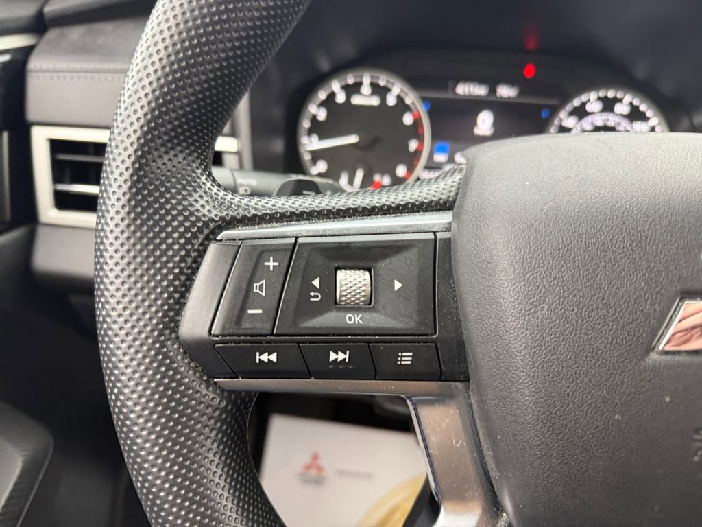 Used 2024 Mitsubishi Outlander ES image 32