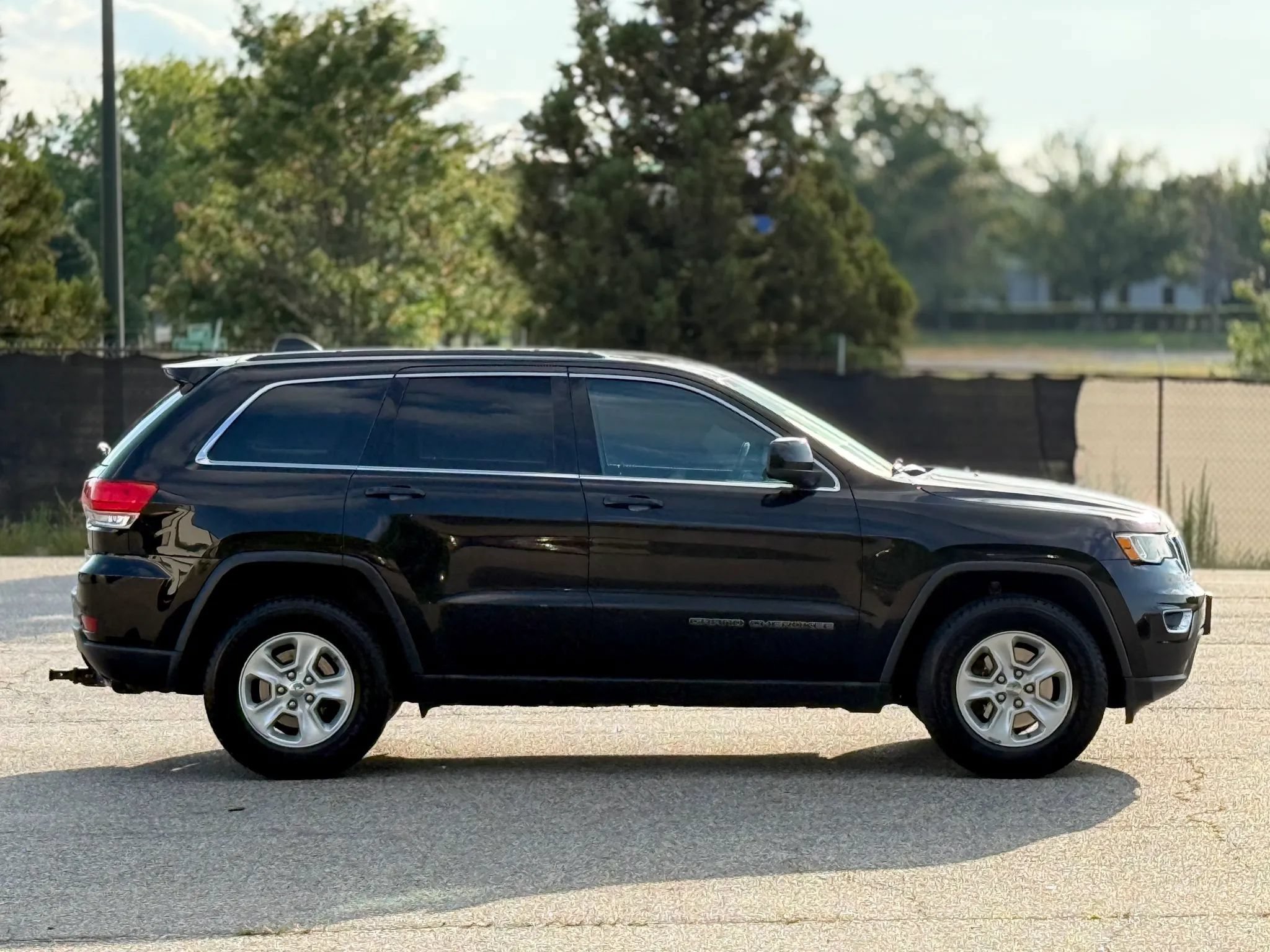 Used 2017 Jeep Grand Cherokee Laredo AWD/4WD image 7