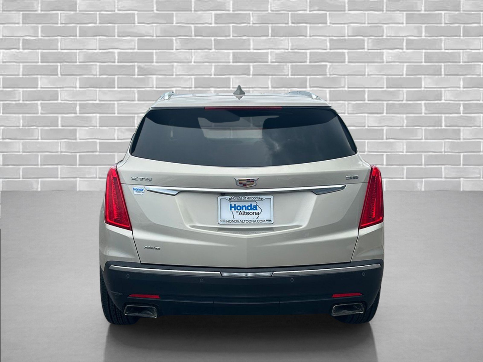 Used 2017 Cadillac XT5 Luxury w/ Driver Awareness Package AWD/4WD image 4