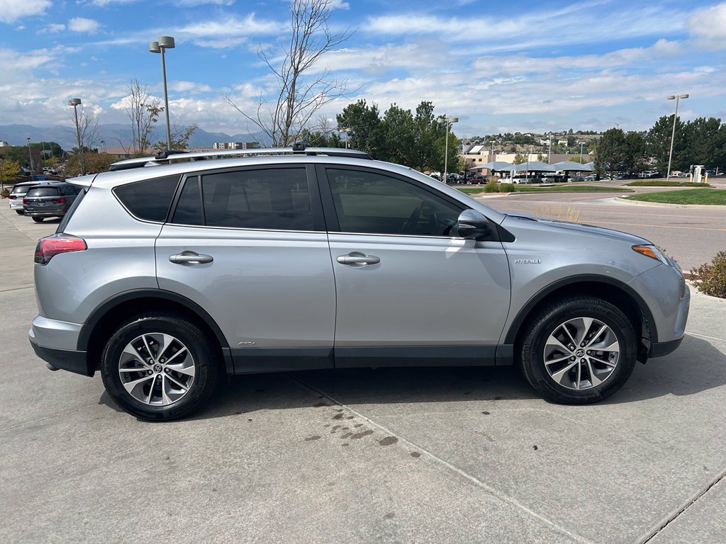Used 2018 Toyota RAV4 LE AWD/4WD image 9