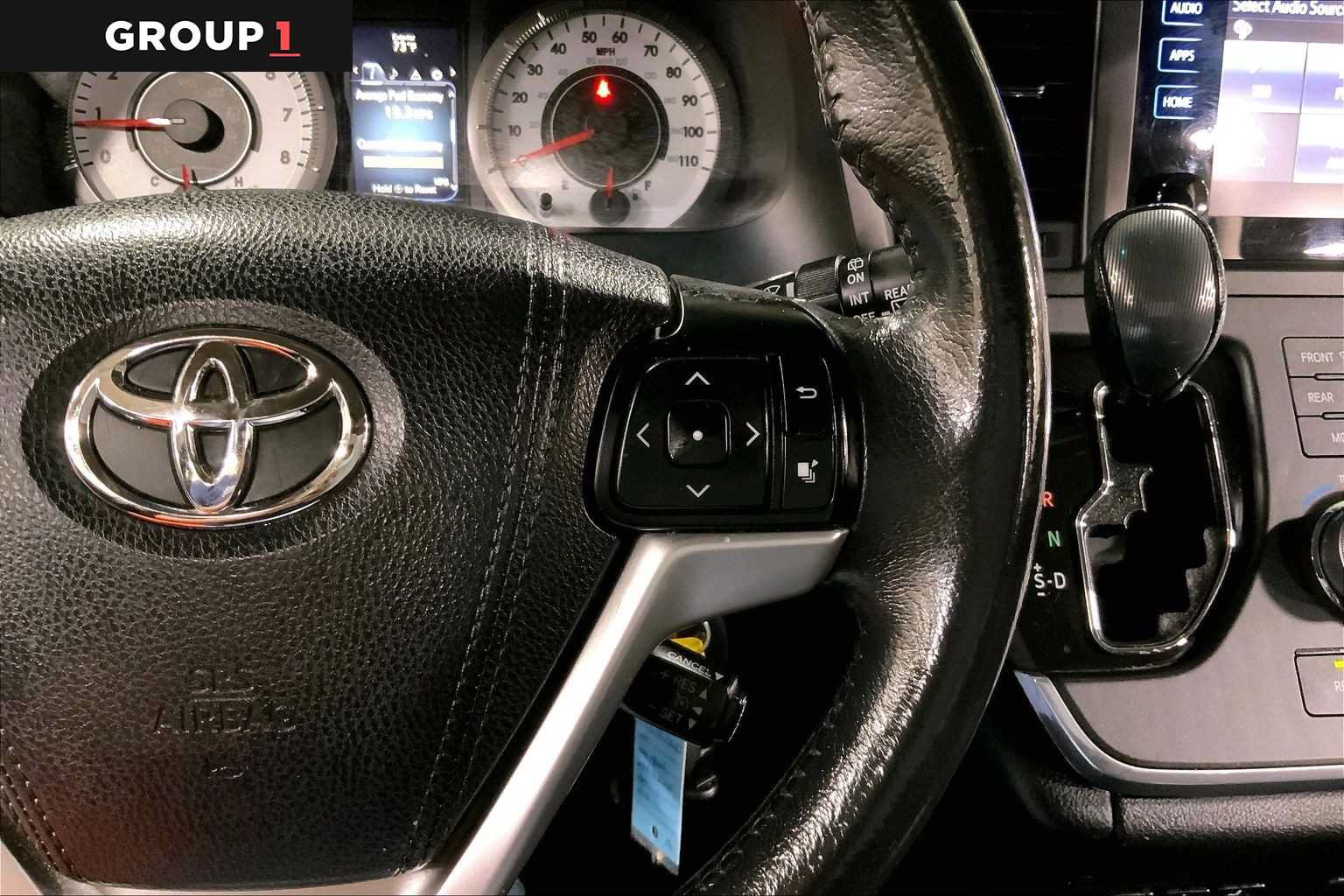 Used 2017 Toyota Sienna SE FWD image 25