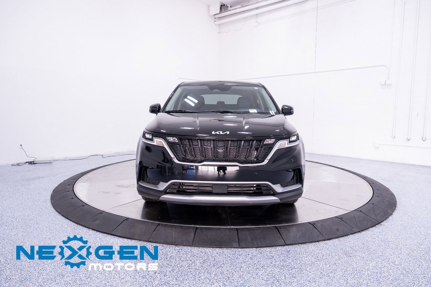 Used 2024 Kia Carnival EX image 4