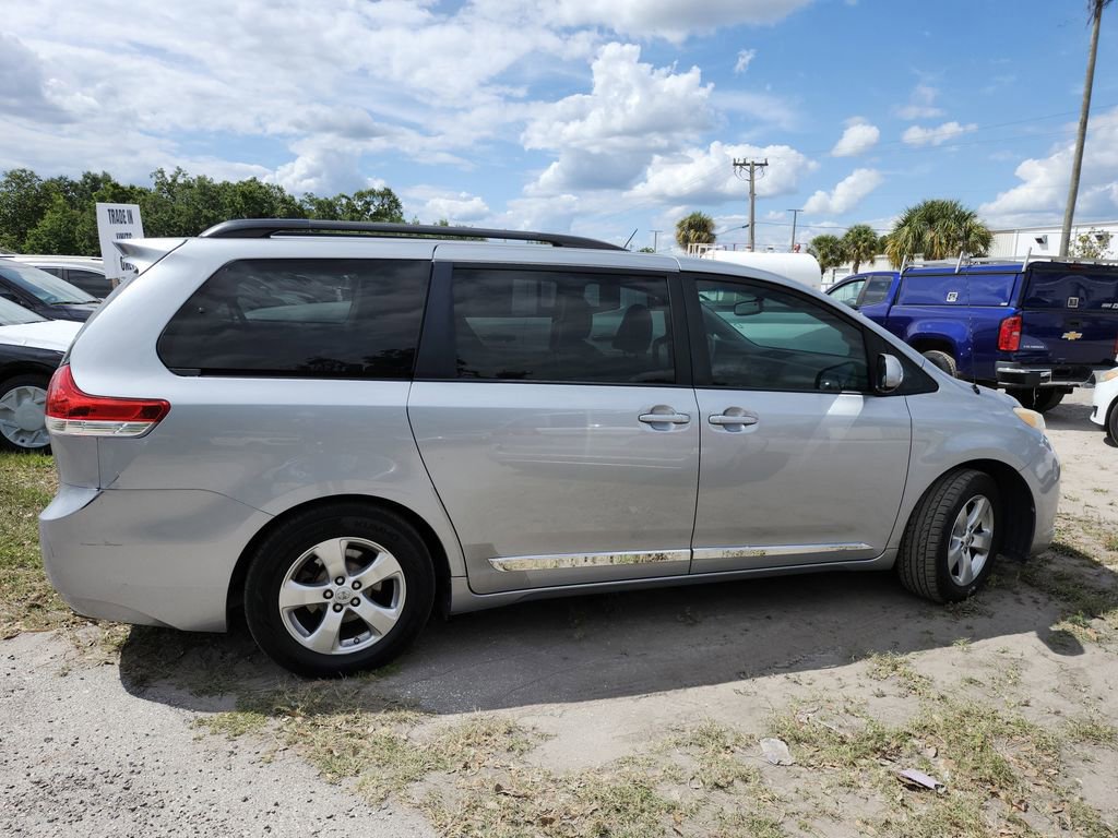 Used 2014 Toyota Sienna LE FWD image 2