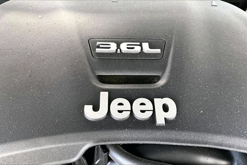 Certified 2020 Jeep Gladiator Overland AWD/4WD image 32