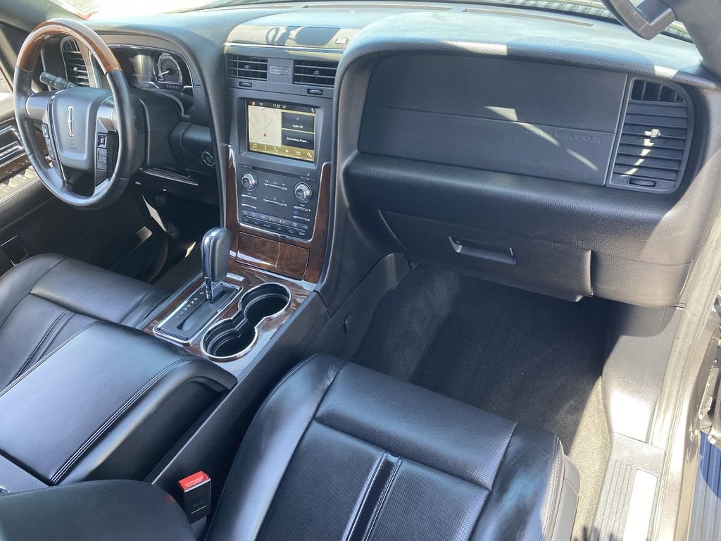 Used 2016 Lincoln Navigator Select AWD/4WD image 11