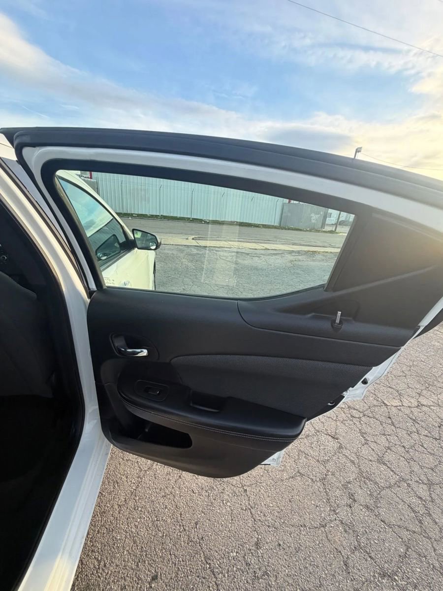 Used 2012 Dodge Avenger SE image 19