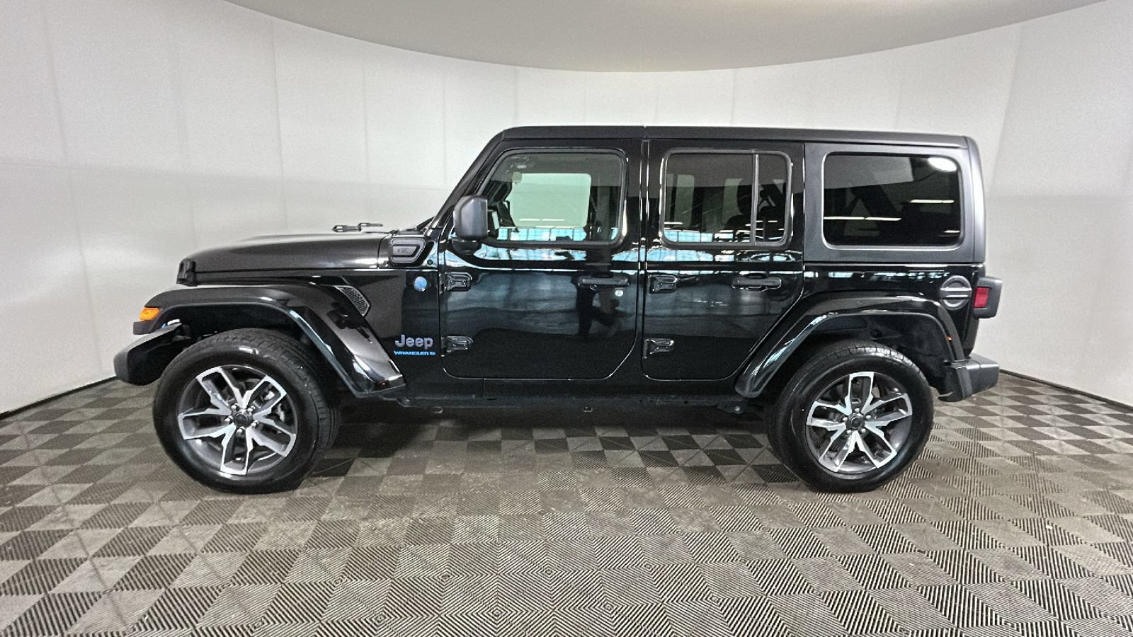 Used 2024 Jeep Wrangler Unlimited w/ Convenience Group AWD/4WD image 7